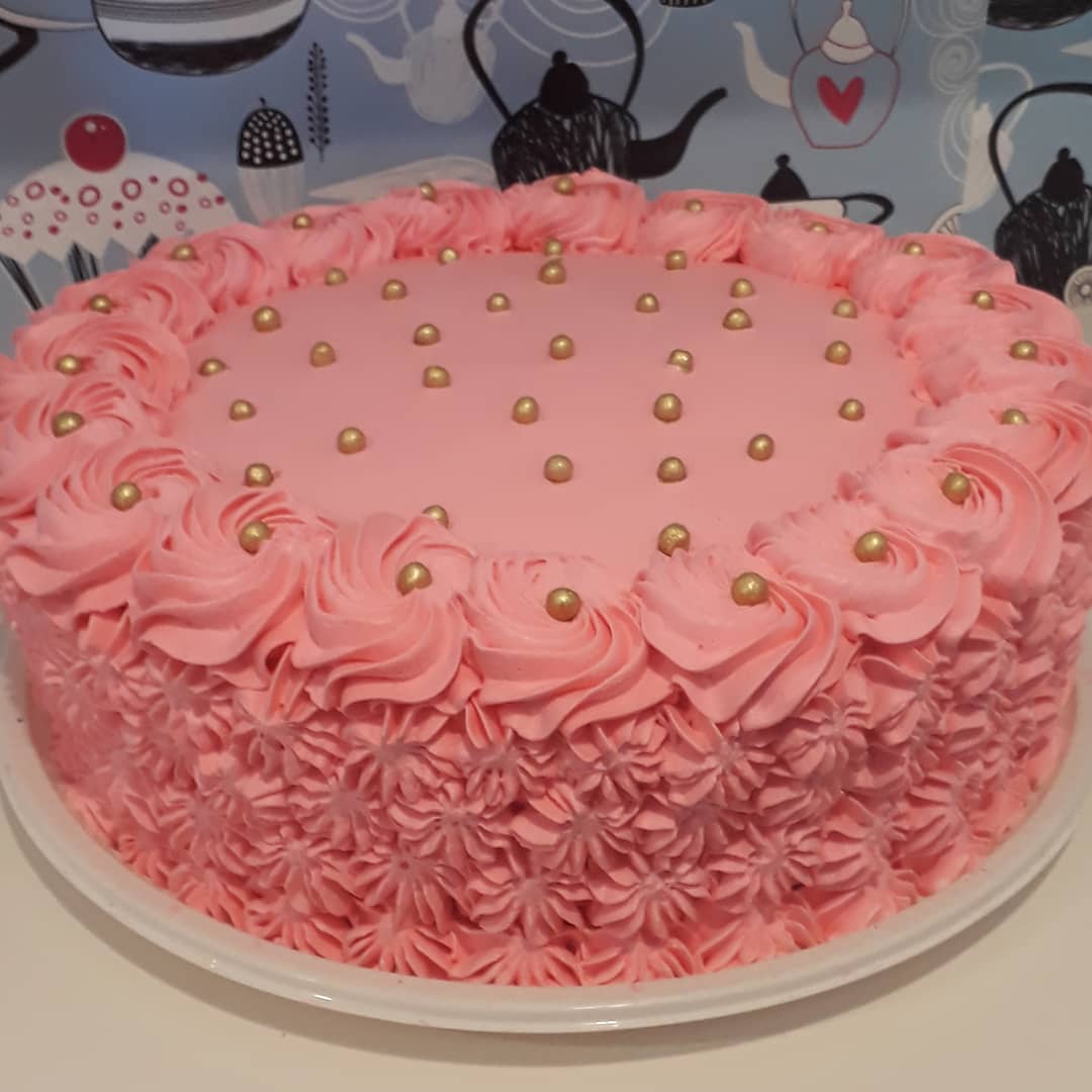 Teve bolo das princesas todo em chantilly e gliter rosa